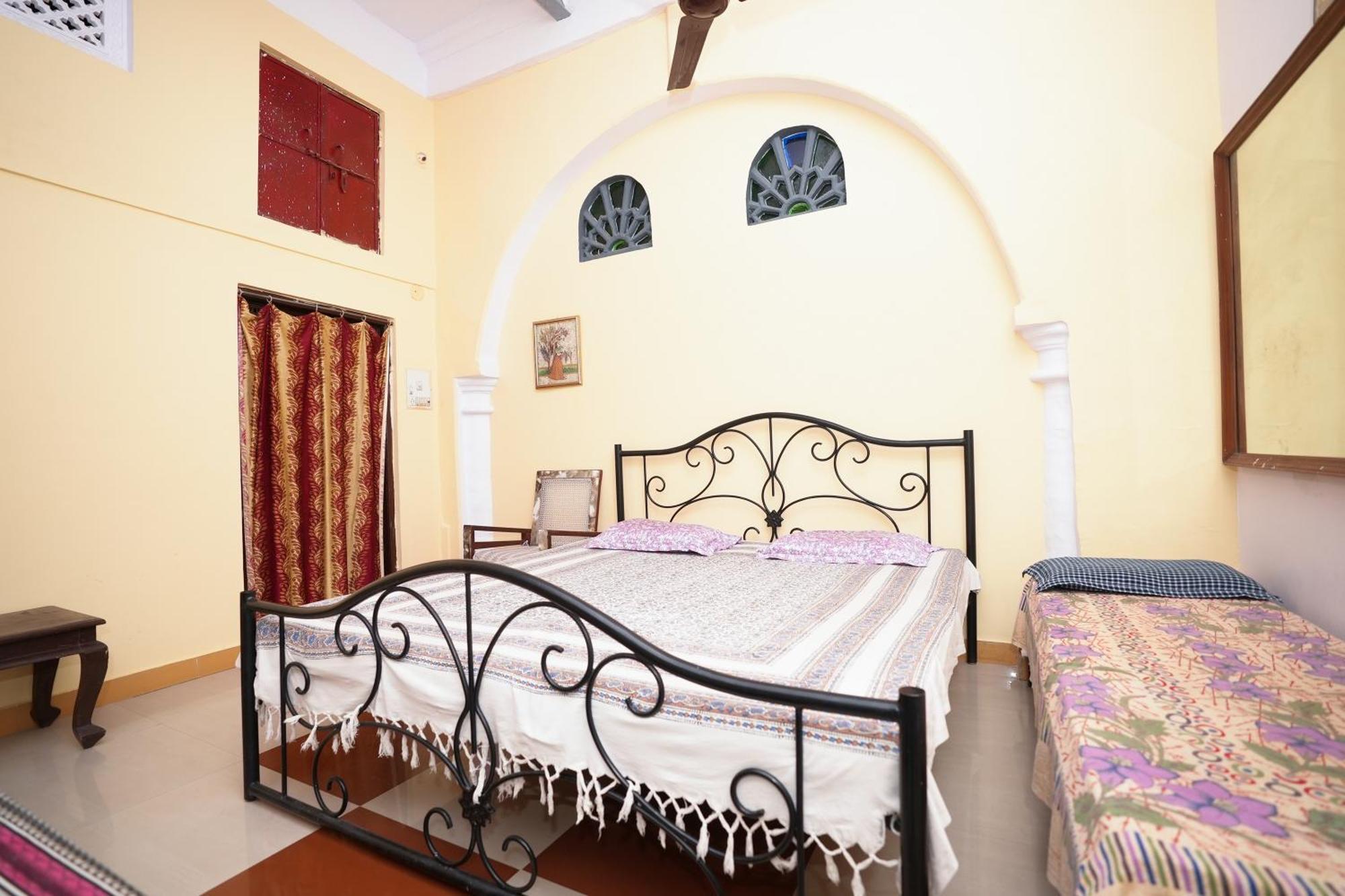 Nukkad Guest House Near City Palace Udaipur Buitenkant foto