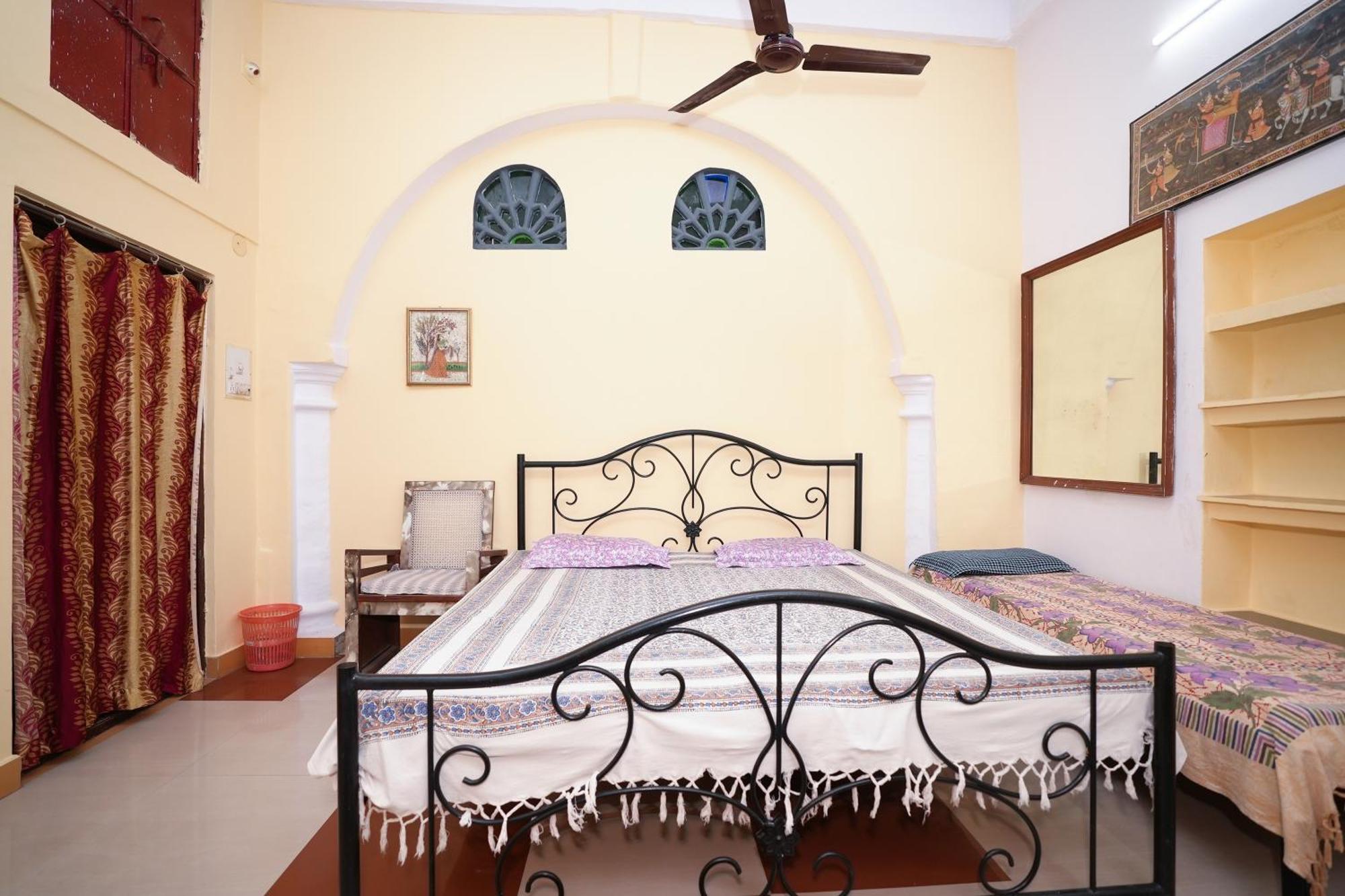 Nukkad Guest House Near City Palace Udaipur Buitenkant foto