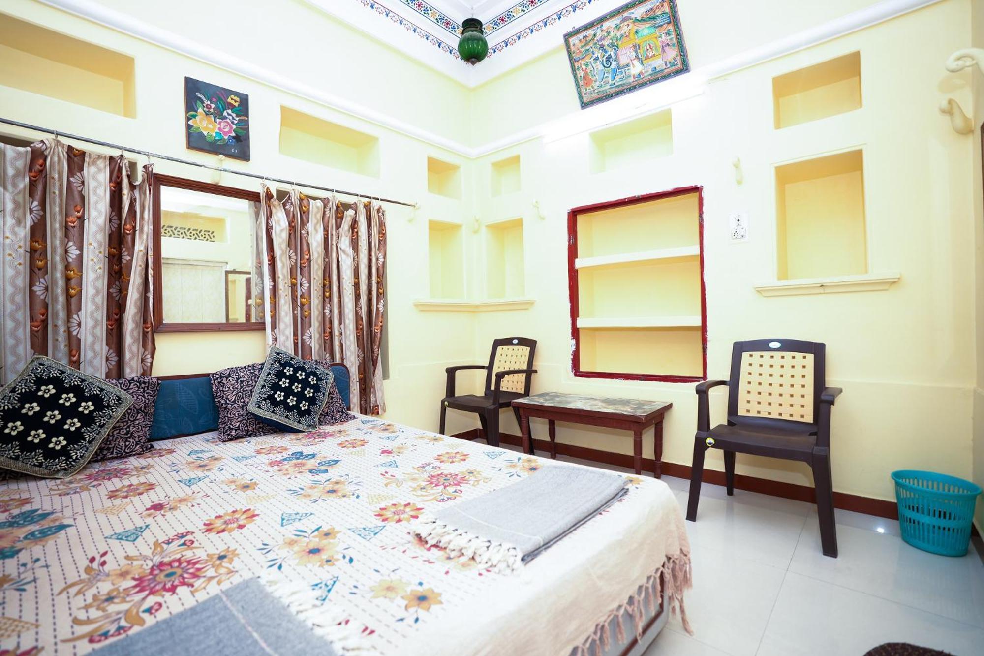 Nukkad Guest House Near City Palace Udaipur Buitenkant foto